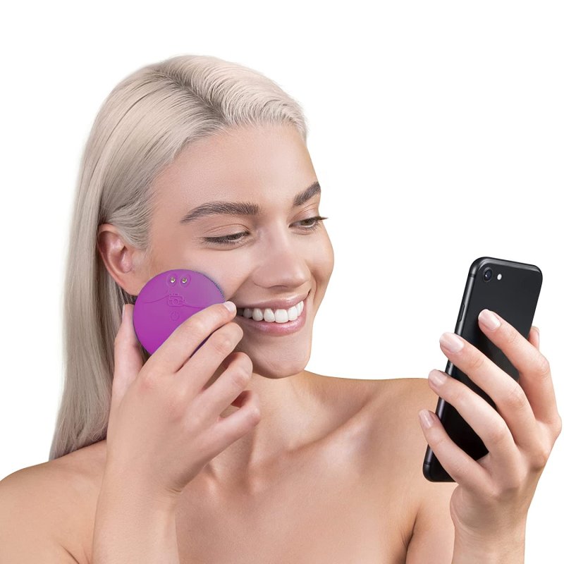 FOREO LUNA SMART FACIAL CLEANSING BRUSH AND SKIN ANALYZER