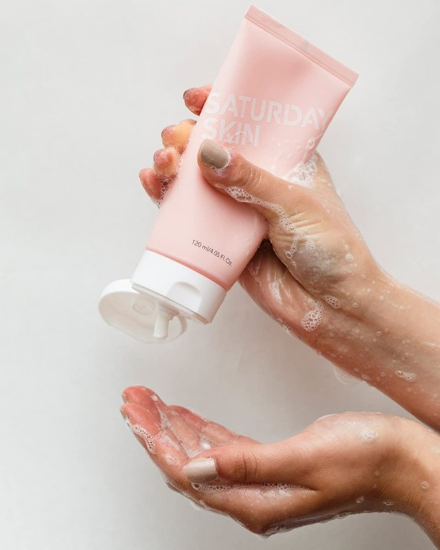 SATURDAY SKIN FACE CLEANSER HYDRATING FOAM CLEANSER NATURAL INGREDIENTS ANTI-AGING  - 4.05 FL OZ
