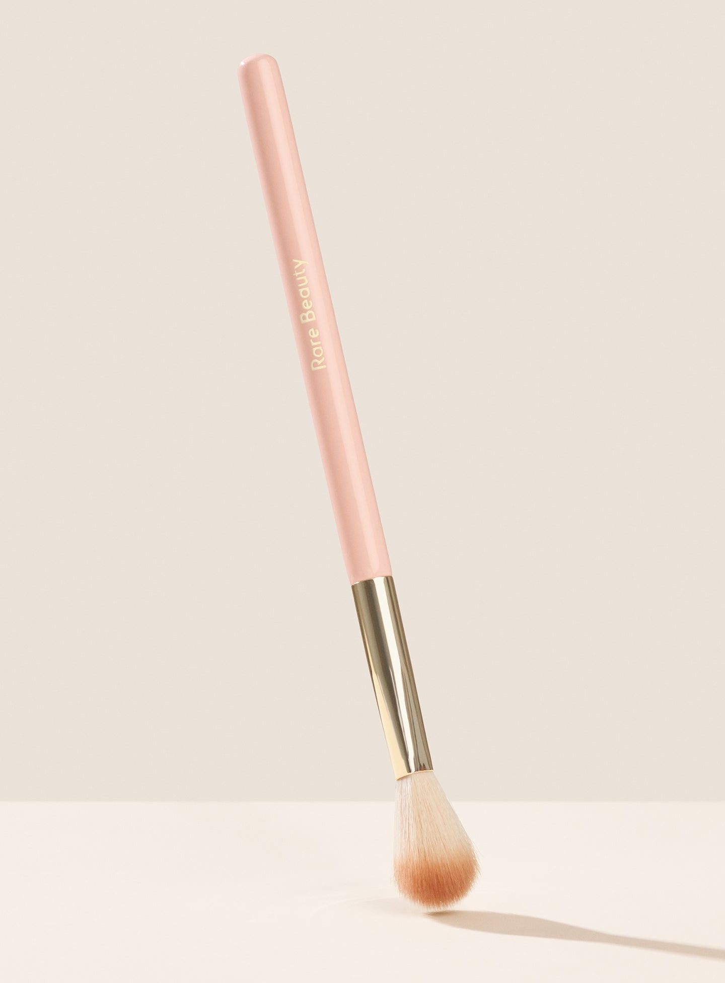 RARE BEAUTY POSITIVE LIGHT PRECISION HIGHLIGHTER BRUSH