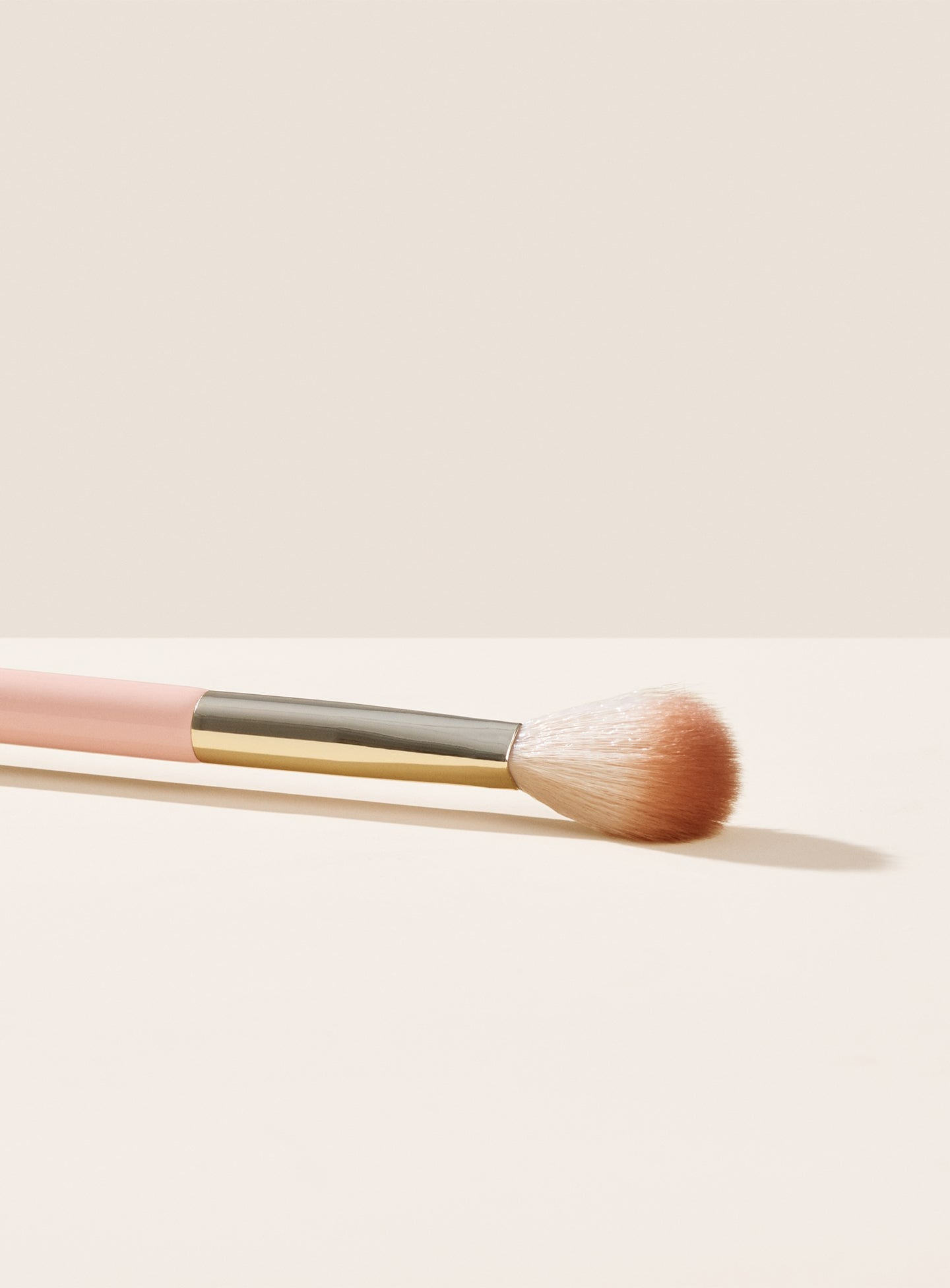 RARE BEAUTY POSITIVE LIGHT PRECISION HIGHLIGHTER BRUSH