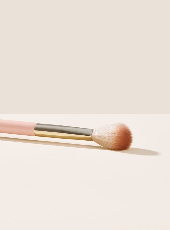 RARE BEAUTY POSITIVE LIGHT PRECISION HIGHLIGHTER BRUSH