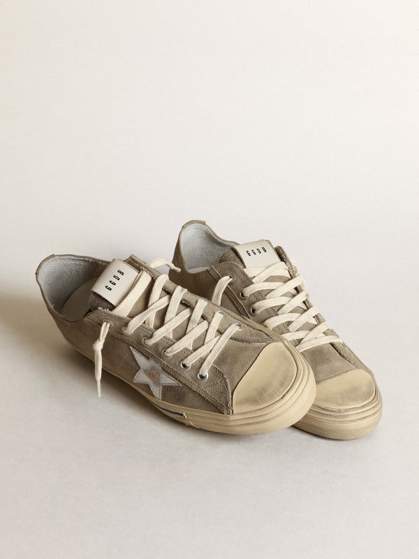 GOLDEN GOOSE MEN’S V-STAR WITH SUEDE UPPER AND SILVER STAR