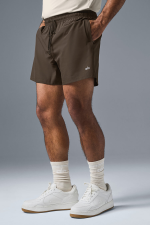 ALO YOGA 7" CIRCUIT SHORT - ESPRESSO