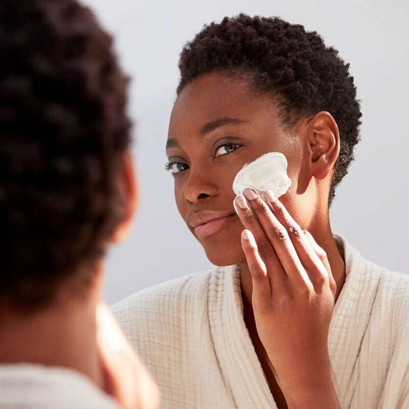 CLE DE PEAU BEAUTE SOFTENING CLEANSING FOAM