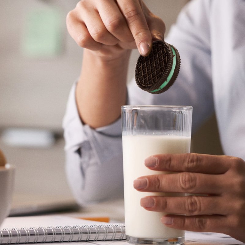 OREO LIMITED EDITION OREO MINT CHIP CHOCOLATE SANDWICH COOKIES