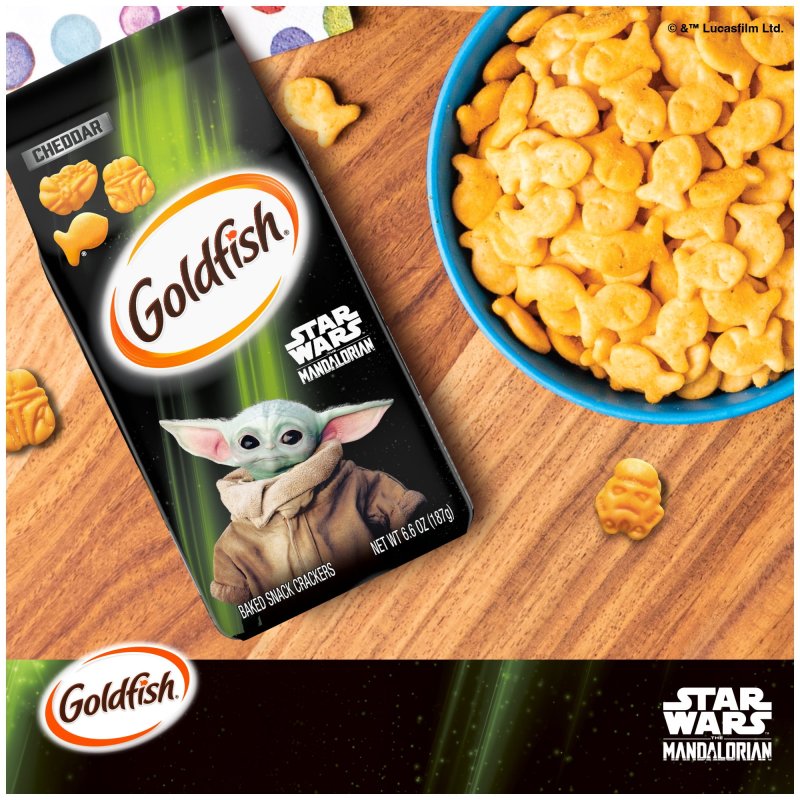 GOLDFISH STAR WARS MANDALORIAN CHEDDAR SNACK CRACKERS 6.6 OZ BAG