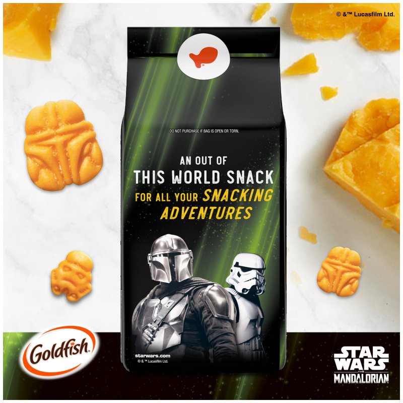 GOLDFISH STAR WARS MANDALORIAN CHEDDAR SNACK CRACKERS 6.6 OZ BAG