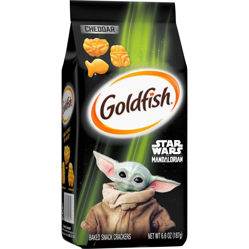 GOLDFISH STAR WARS MANDALORIAN CHEDDAR SNACK CRACKERS 6.6 OZ BAG