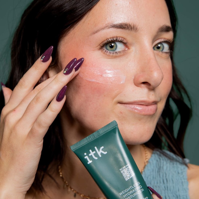 ITK SKINCARE WEIGHTLESS HYDRATING MOISTURIZER WITH HYALURONIC ACID AND VITAMIN E FOR ALL SKIN TYPES 2 OZ