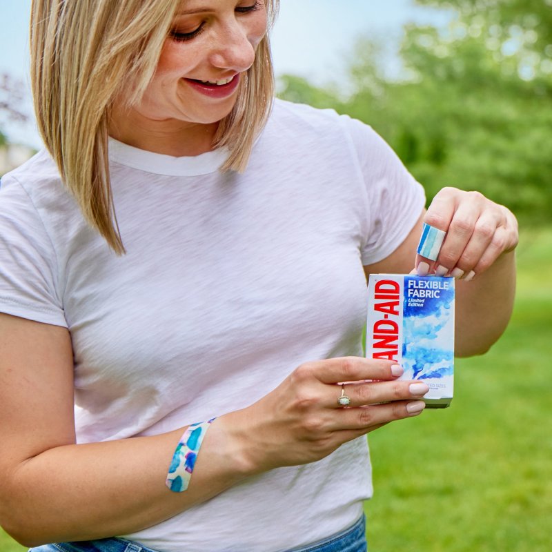 BAND-AID FLEXIBLE FABRIC BANDAGES WATER COLOR ASSORTED 30 COUNT