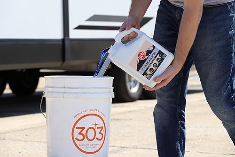 RV WASH & SEAL CLEAN STREAK-FREE FINISH PH NEUTRAL HIGH FOAMING FORMULA DEEP GLOSS ON RVS CAMPERS POP-UPS MOTORHOMES 1 GALLON 30240