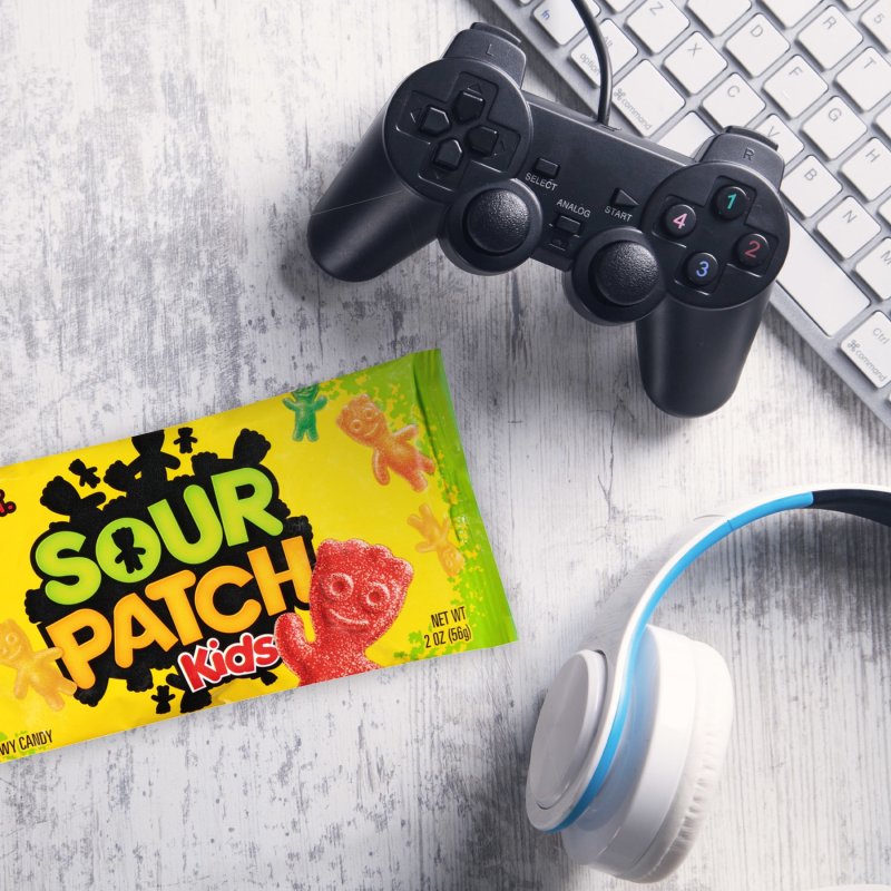 OREO ASSORTED PACK OF OREO, CHIPS AHOY! NUT BUTTER, SOUR PATCH KIDS, AND SWEDISH FISH SNACKS, 40 PACKS