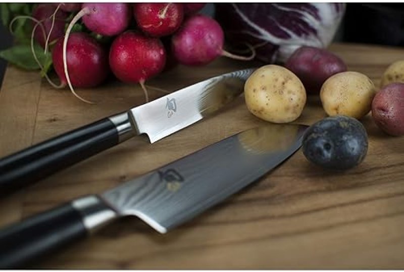 SHUN CLASSIC 5.5" SANTOKU KNIFE WITH VG-MAX CORE AND DAMASCUS CLADDING, PAKKAWOOD HANDLE: VERSATILE JAPANESE CUTTING TOOL