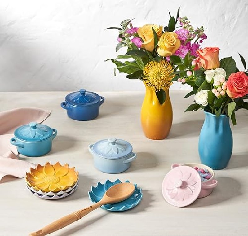 LE CREUSET MINI ROUND COCOTTE WITH FLOWER LID, 8OZ, MERINGUE - STONEWARE