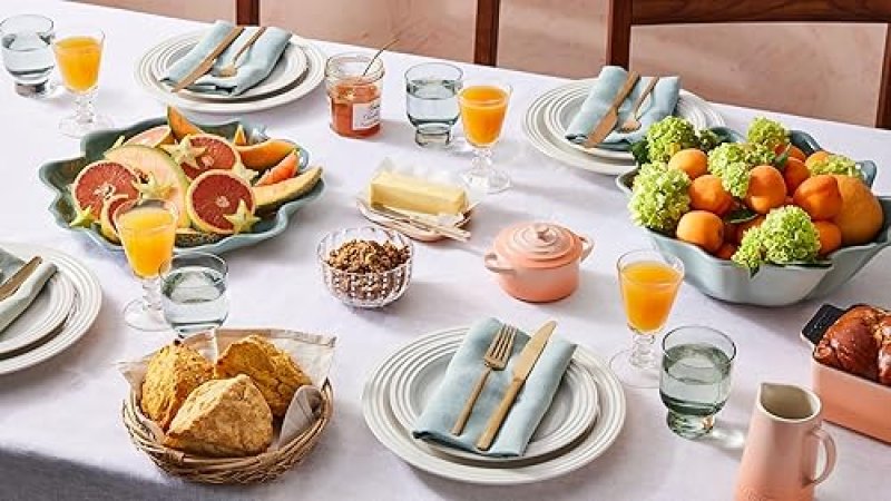 LE CREUSET STONEWARE DINNER PLATES SET OF 4 - 10.5" WHITE