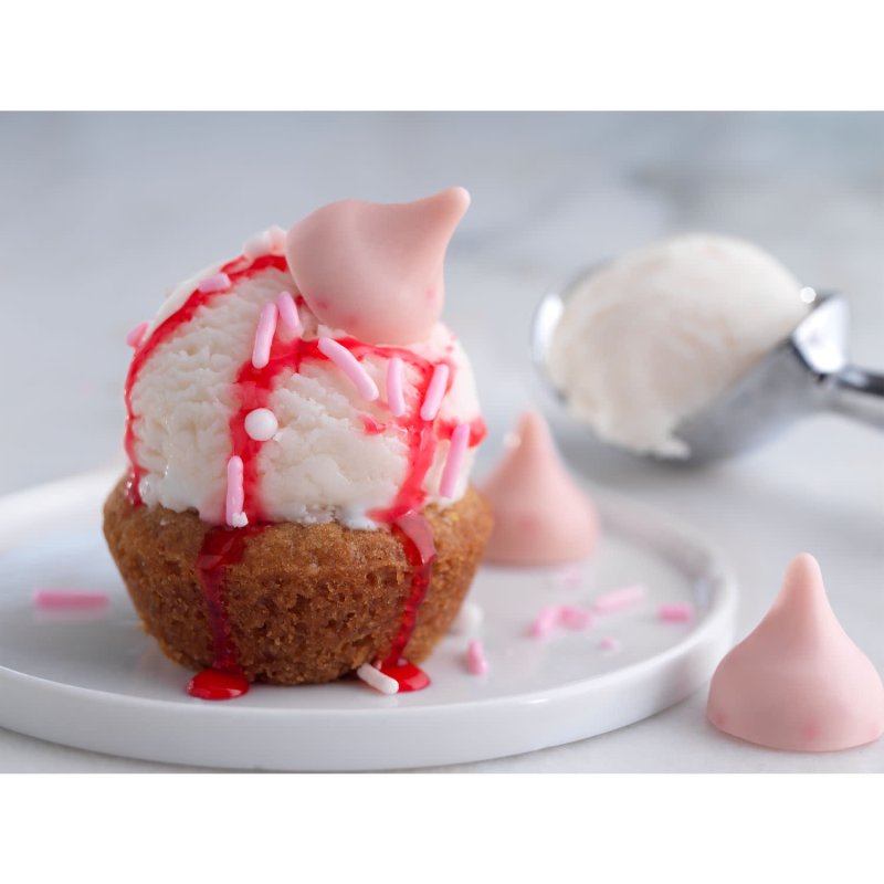 HERSHEY'S KISSES STRAWBERRY ICE CREAM CONE CANDY, SHARE PACK 9 OZ
