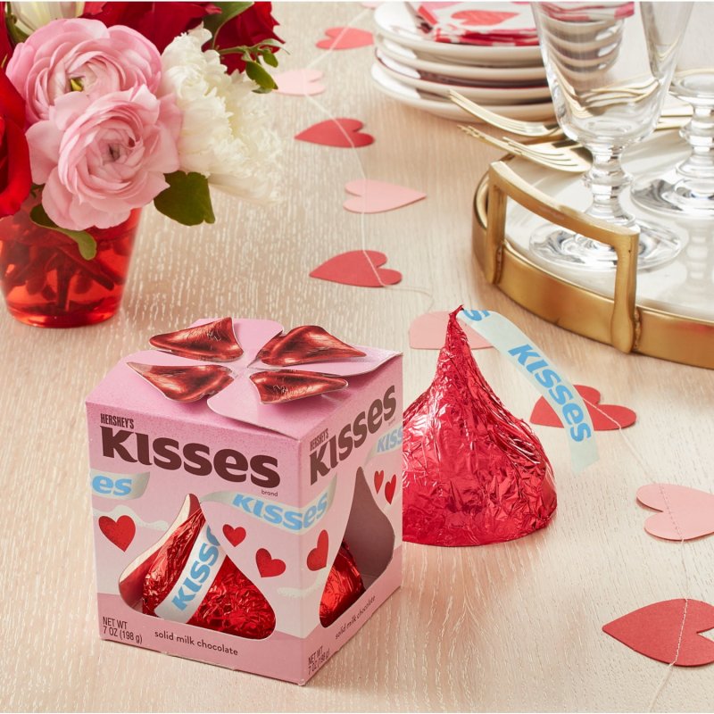 HERSHEY'S KISSES MILK CHOCOLATE VALENTINE'S CANDY GIFT BOX - 7 OZ