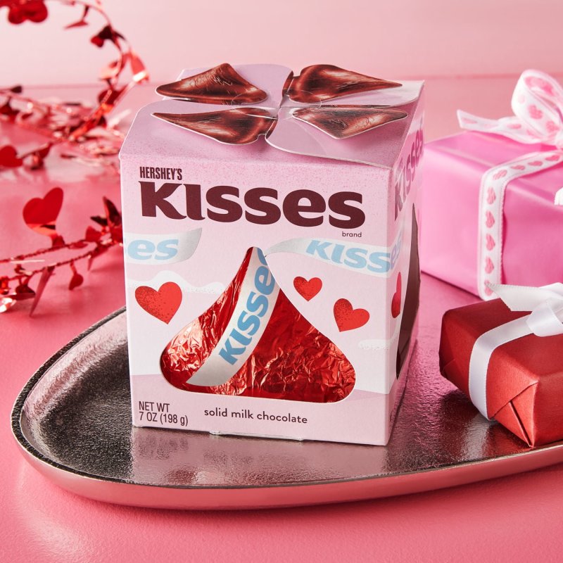 HERSHEY'S KISSES MILK CHOCOLATE VALENTINE'S CANDY GIFT BOX - 7 OZ
