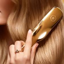 GUERLAIN ABEILLE ROYALE SCALP & HAIR CARE BRUSH STIMULATES THE SCALP AND ENHANCES HAIR'S BEAUTY