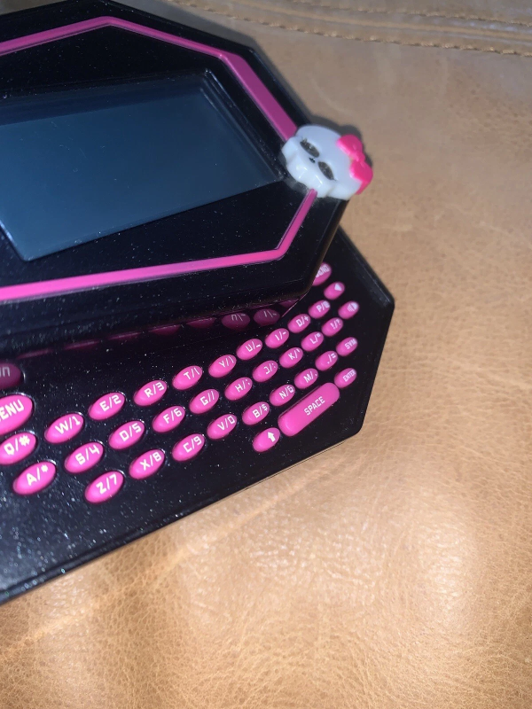 MONSTER HIGH ICOFFIN HANDHELD DEVICE TOY ELECTRONIC MESSAGING PHONE GAME VINTAGE