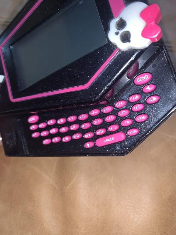 MONSTER HIGH ICOFFIN HANDHELD DEVICE TOY ELECTRONIC MESSAGING PHONE GAME VINTAGE