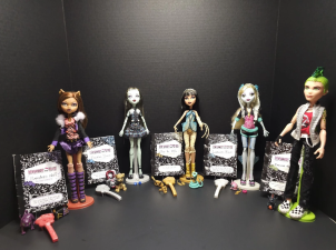 MONSTER HIGH FIRST WAVE DOLLS ON STANDS W/ DIARY AND MOST ACCESSORIES!!!