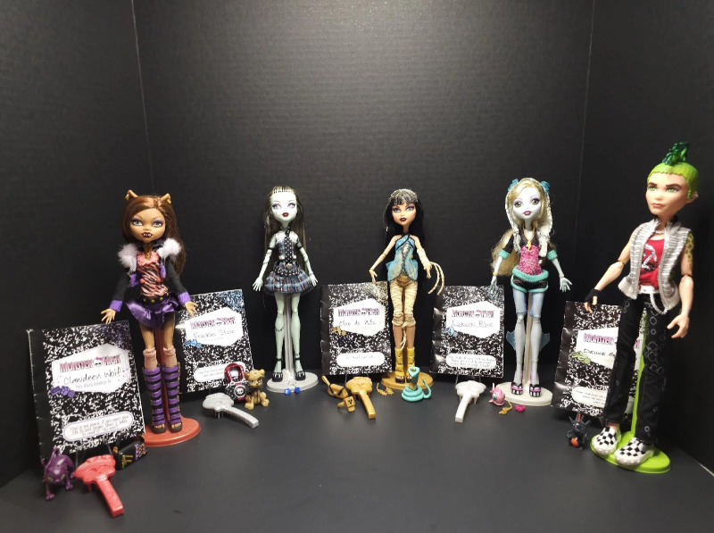 MONSTER HIGH FIRST WAVE DOLLS ON STANDS W/ DIARY AND MOST ACCESSORIES!!!