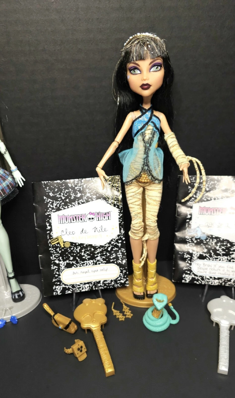 MONSTER HIGH FIRST WAVE DOLLS ON STANDS W/ DIARY AND MOST ACCESSORIES!!!