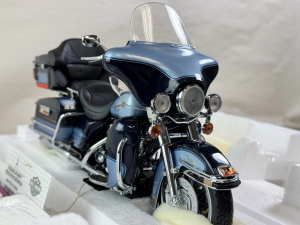 HARLEY DAVIDSON ULTRA CLASSIC ELECTRA GLIDE PEACE OFFICER B11E302 FRANKLIN MINT