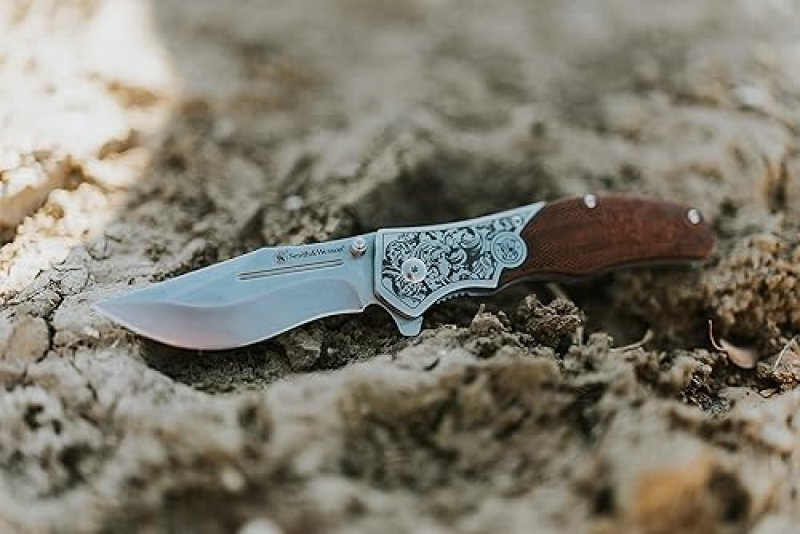 SMITH WESSON UNWAVERED FOLDING KNIFE ENGRAVED ROSEWOOD HANDLE, 8CR13MOV BLADE, BROWN