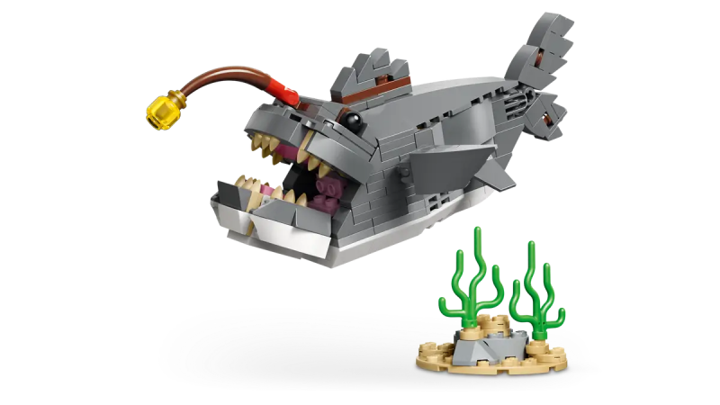 LEGO FIERCE SHARK WITH A TREASURE CHEST