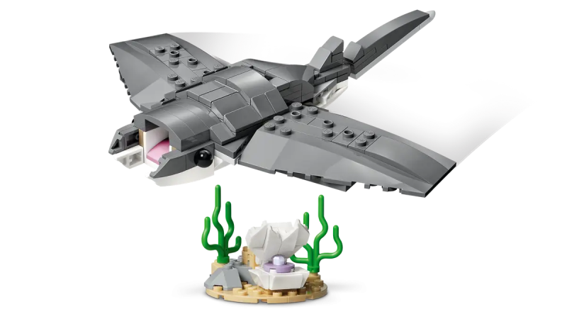LEGO FIERCE SHARK WITH A TREASURE CHEST