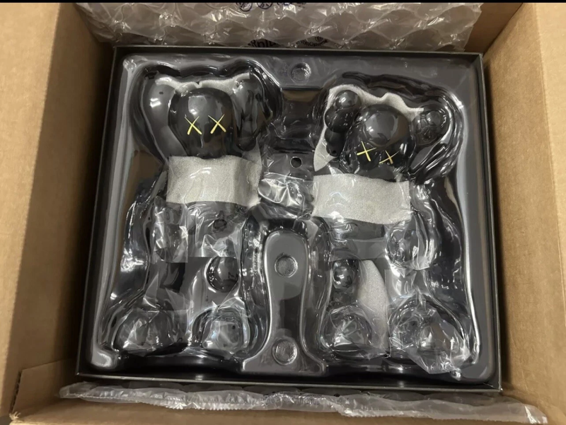 KAWS 100% AUTHENTIC KAWS ALONG THE WAY VINYL FIGURE BLACK RARE 2019 NEW MEDICOM