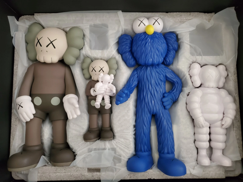 KAWS FAMILY VINYL FIGURES BROWN BLUE WHITE KAWSONE NEW 100% AUTHENTIC