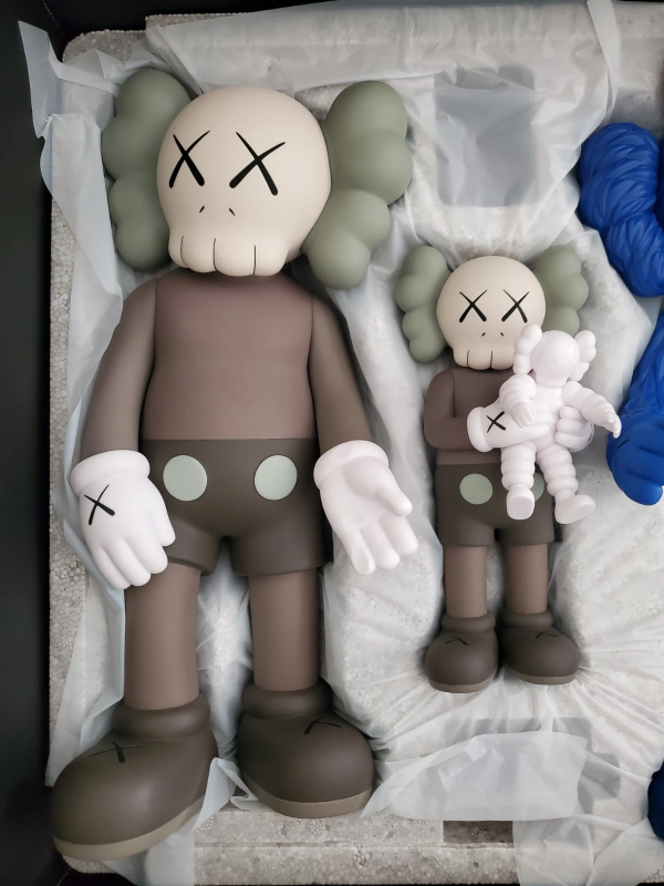 KAWS FAMILY VINYL FIGURES BROWN BLUE WHITE KAWSONE NEW 100% AUTHENTIC