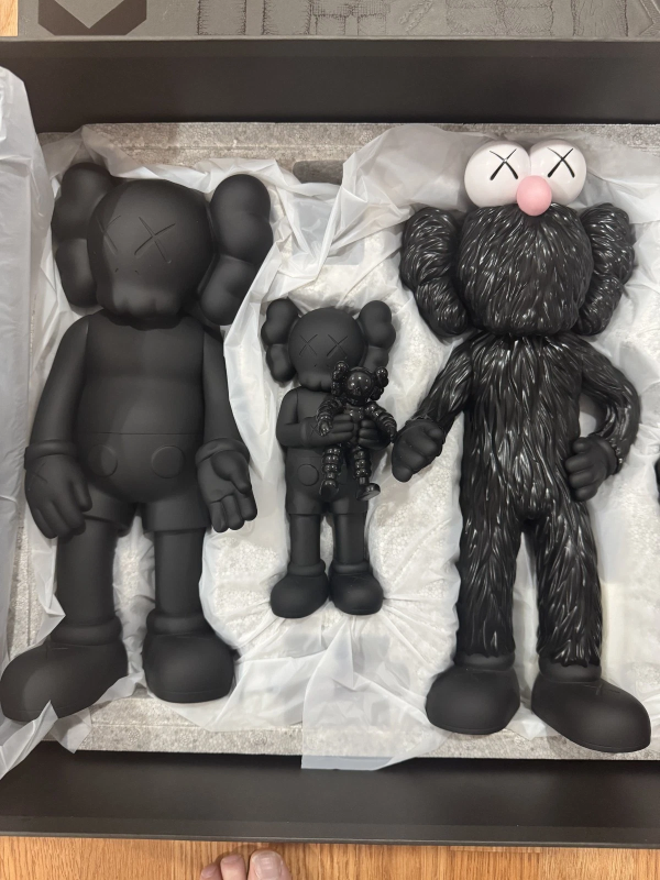 KAWS FAMILY "BLACK" VINYL FIGURES MEDICOM TOY