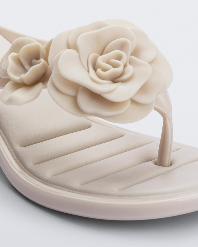 MELISSA KITTEN HEEL PETALS  BEIGE