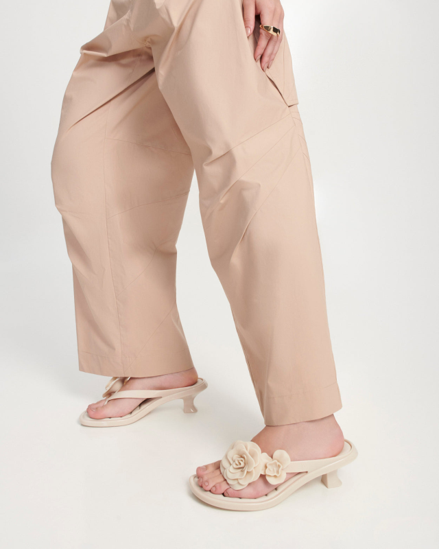 MELISSA KITTEN HEEL PETALS  BEIGE