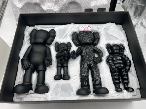 KAWS FAMILY VINYL FIGURES BLACK KAWSONE BRIAN X