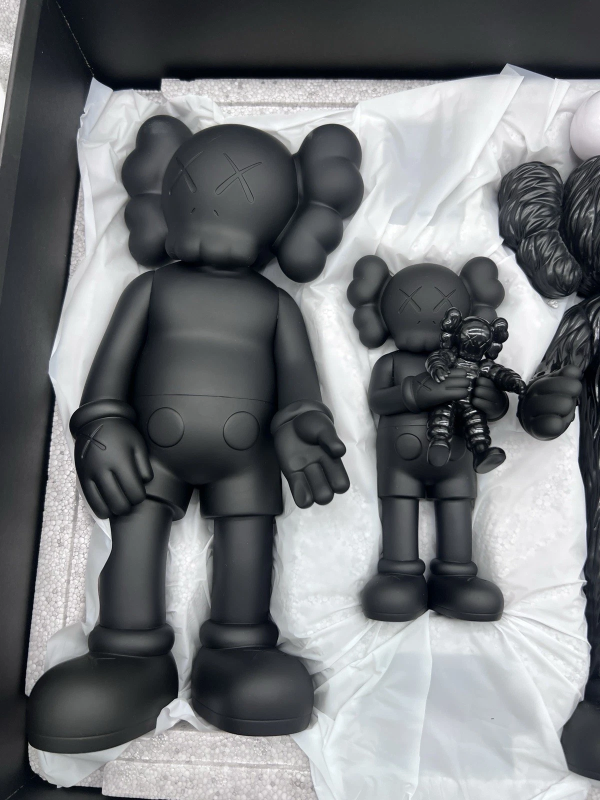 KAWS FAMILY VINYL FIGURES BLACK KAWSONE BRIAN X