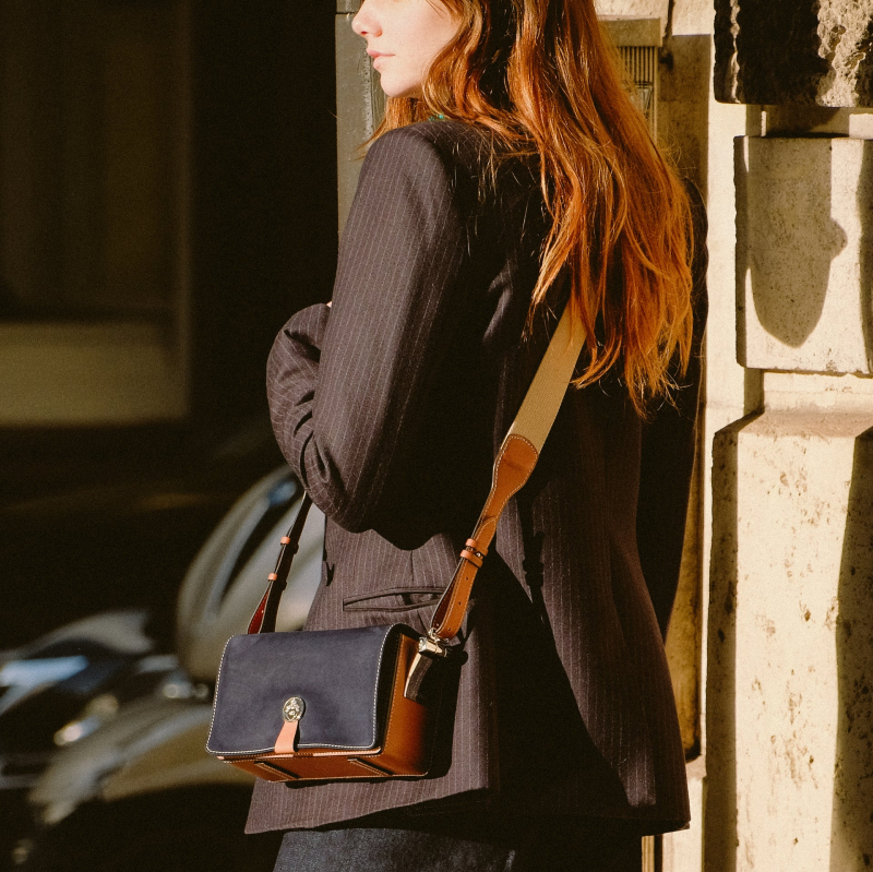 JOSEPH DUCLOS SAINT-CLAIR MESSENGER IN RIVIèRE ARPèGE LEATHER CHâTAIGNIER/BLEU RIVIèRE