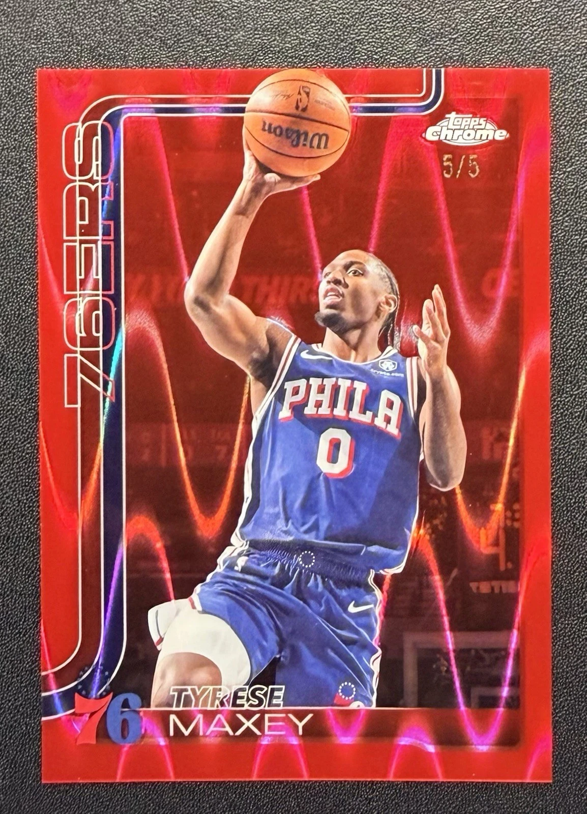 TOPPS CHROME TYRESE MAXEY #185 RED RAYWAVE REFRACTOR 5/5 76ERS! 2025-26