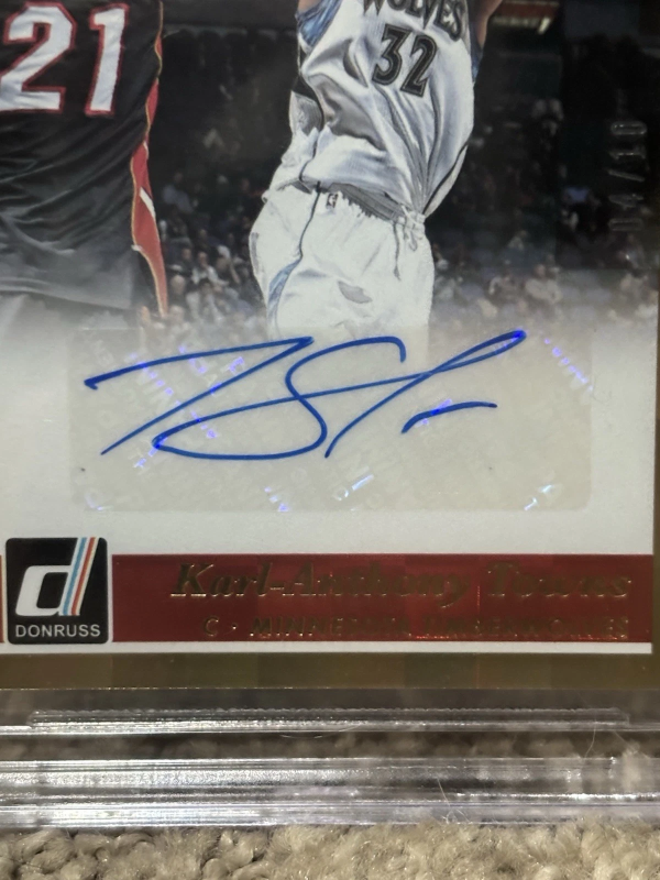 DONRUSS ELITE DOMINATOR SIGNATURES GOLD RC 4/10 BGS 9 2015-16 KARL-ANTHONY TOWNS