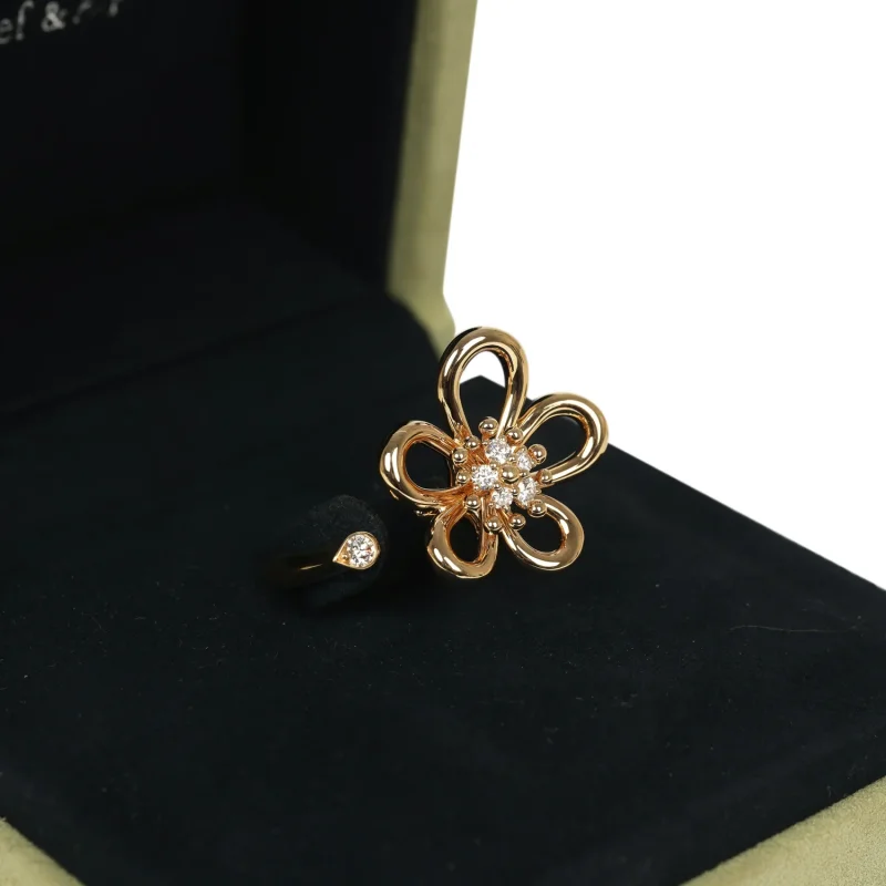 VAN CLEEF & ARPELS "FLOWER LACE" BETWEEN THE FINGER RING 18K YELLOW GOLD, DIAMONDS