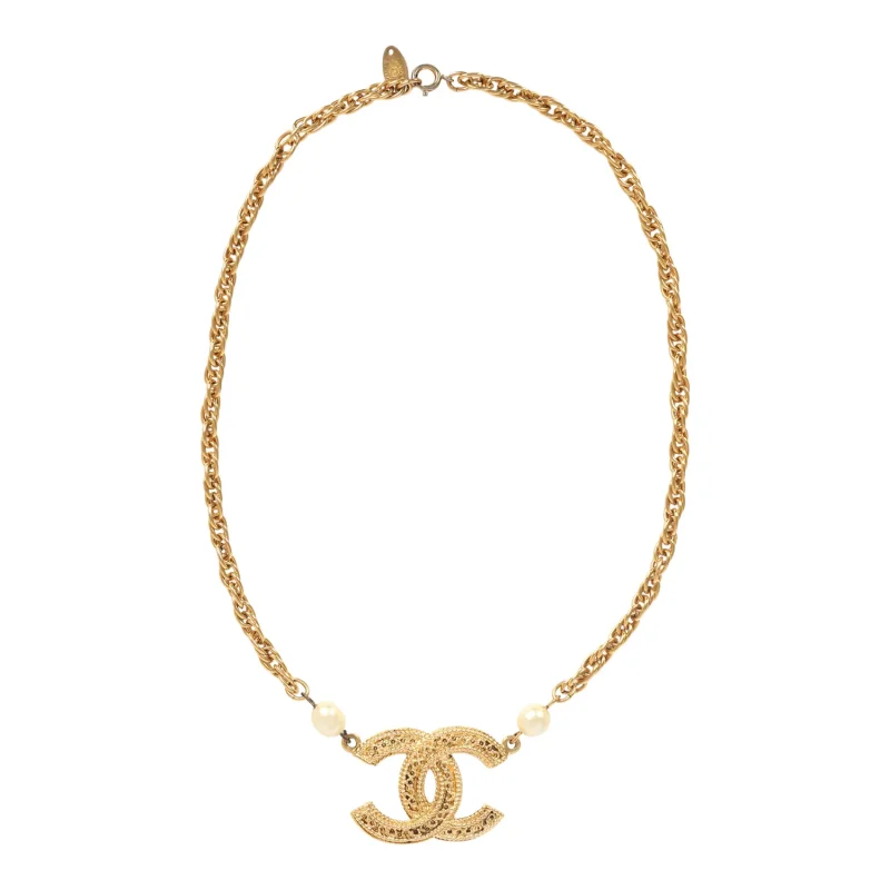 CHANEL CC SHORT NECKLACE GOLD PLATED HARDWARE