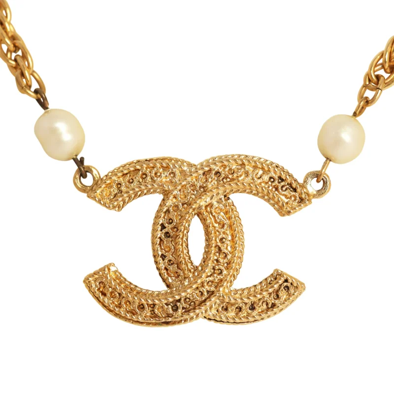 CHANEL CC SHORT NECKLACE GOLD PLATED HARDWARE